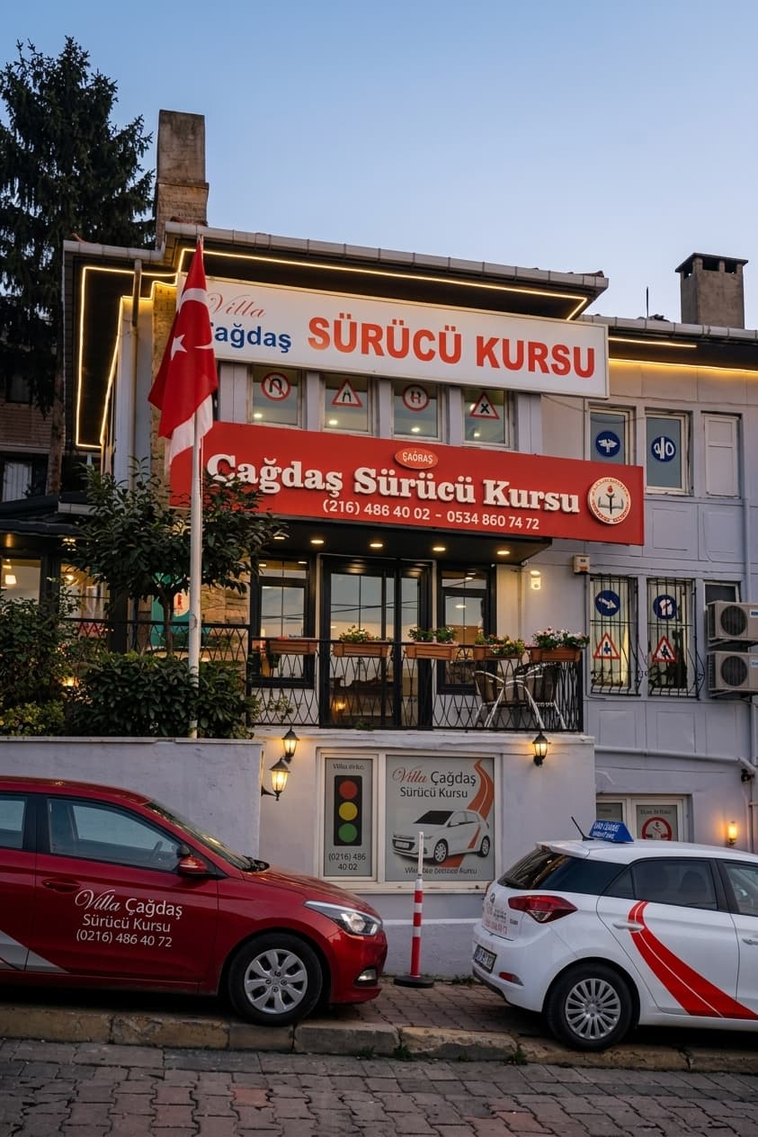 Villa Çağdaş Sürücü Kursu binası — Üsküdar Çengelköy, akşam